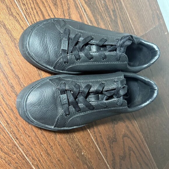UGG Women Zilo Shoes - Picture 1 of 5